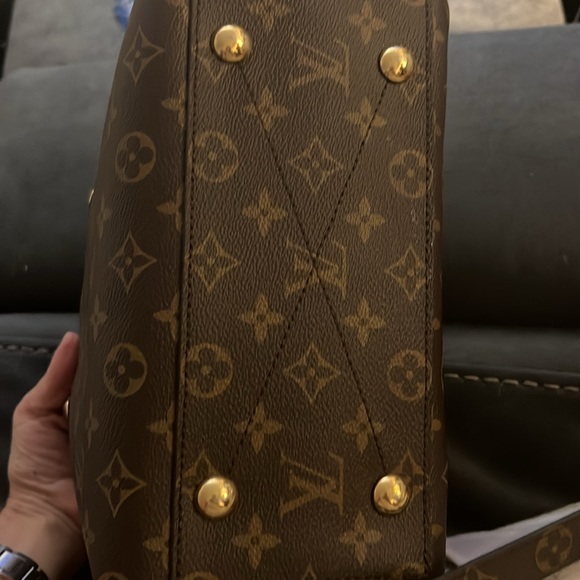 Louis Vuitton Montaigne MM PRE-owned excellent condition. Cross shoulder. Cute! - Picture 4 of 11